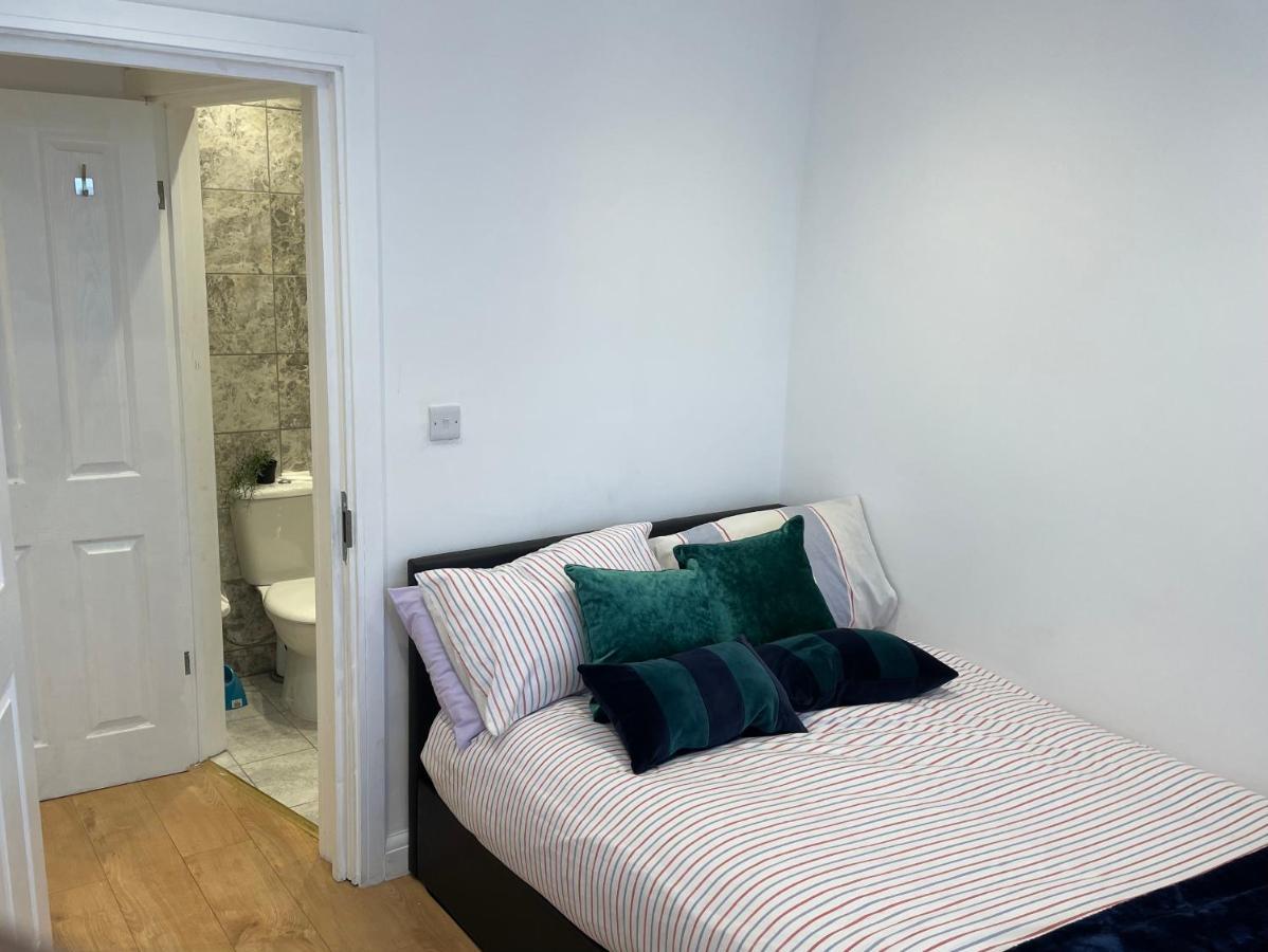 Self-Contained Flat On The 2Nd Floor You Will Share With One Other Guest, In A Family House 2 Minutes Walk From Tufnell Park Station 2Nd Floor With Stairs لندن المظهر الخارجي الصورة